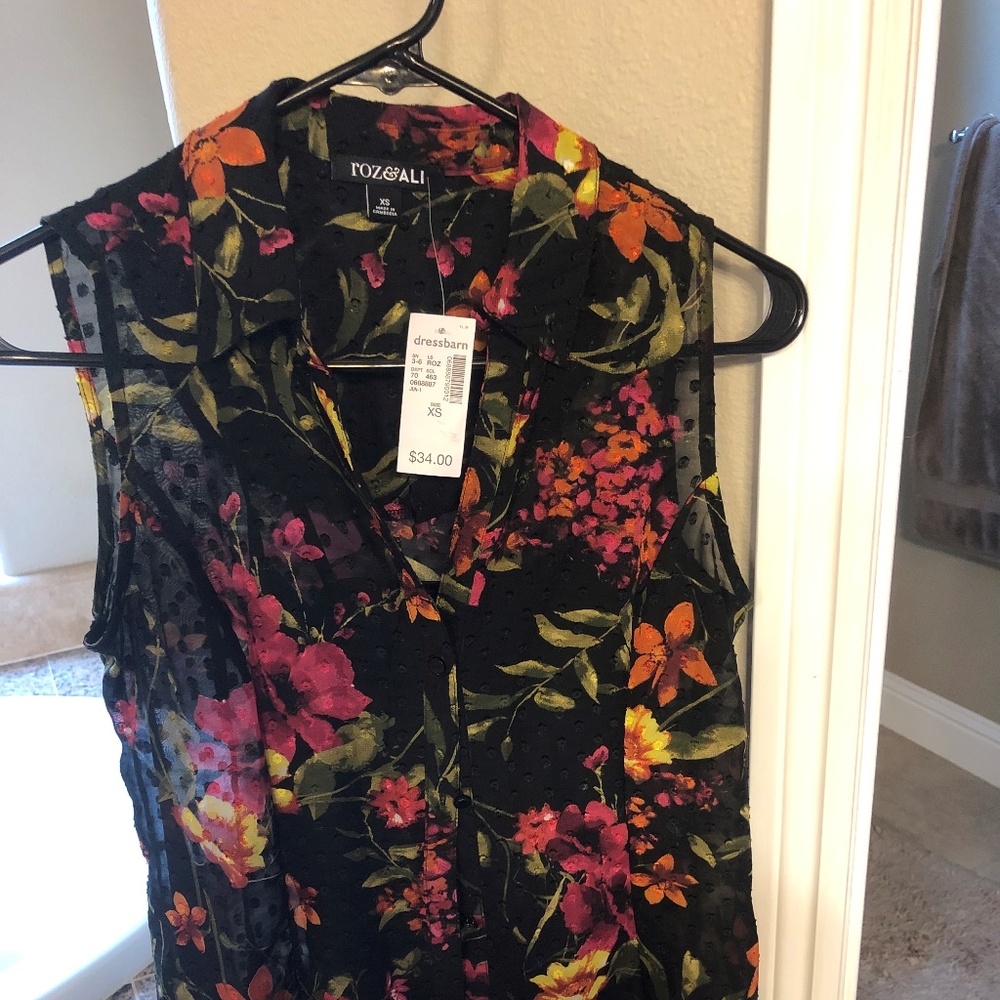 Roz&Ali flowered shirt XS. Undershirt attached